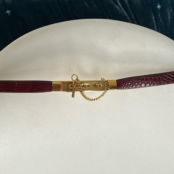 Burgundy Lizard Skin Vintage Belt with unique gold chain closure - Picture 2 of 9